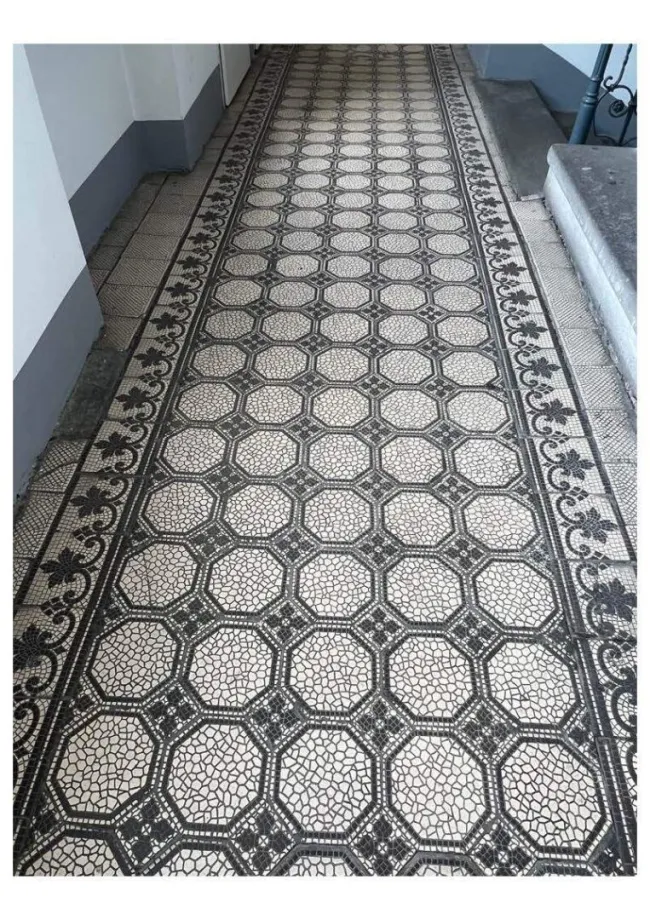 + Projektentwicklung mit Seltenheitswert + Gepflegtes Zinshaus in 1100 Wien mit rund 90 Prozent Leerstand und baubewilligtem Dachgeschossausbau sowie Zubau + - Bild