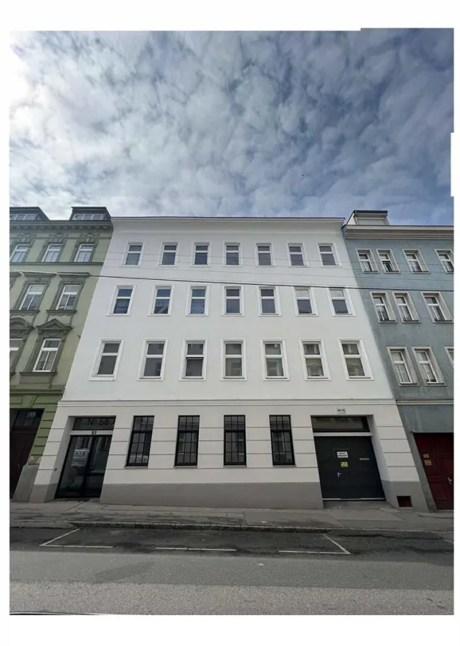 + Projektentwicklung mit Seltenheitswert + Gepflegtes Zinshaus in 1100 Wien mit rund 90 Prozent Leerstand und baubewilligtem Dachgeschossausbau sowie Zubau + - Titelbild