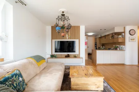 Traumhafte 4-Zimmer Wohnung mit Balkon+ Tiefgaragenparkplatz zu kaufen, Nähe Solar City