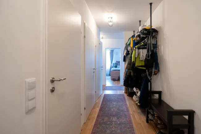 Traumhafte 4-Zimmer Wohnung mit Balkon+ Tiefgaragenparkplatz zu kaufen, Nähe Solar City - Bild