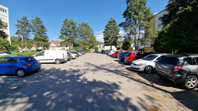 Großer Parkplatz am Ende der Sackgasse