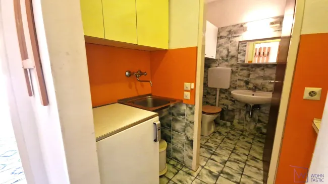 Ein Blick ins Bad mit WC und Badewanne