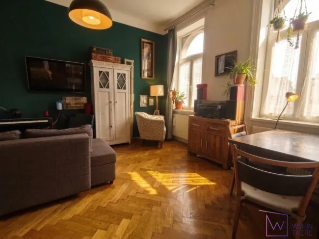 Helles Wohnzimmer durch große Fenster