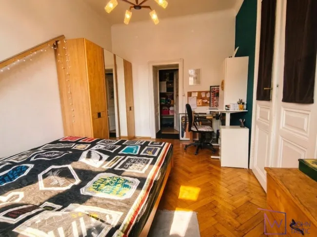 Großes Schlafzimmer mit angrenzendem Schrankraum