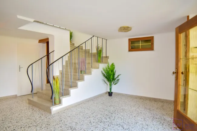 Blick auf das Wohnhaus samt Gartenhaus