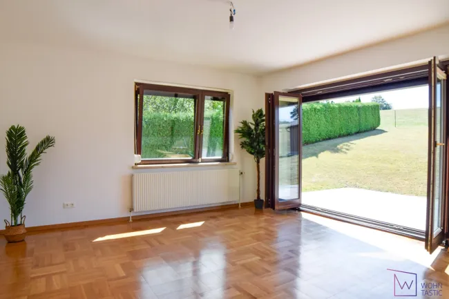 Wohn- und Esszimmer mit Ausgang zur sonnigen West-Terrasse und in den großzügigen Garten