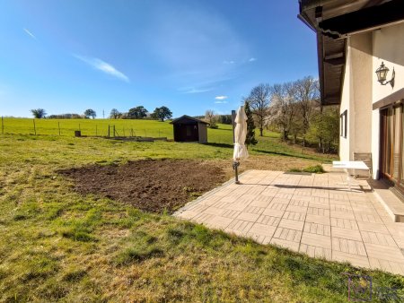 Terrasse mit Aussicht ins unverbaute Grüne