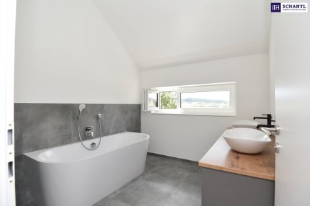 großes Badezimmer im OG