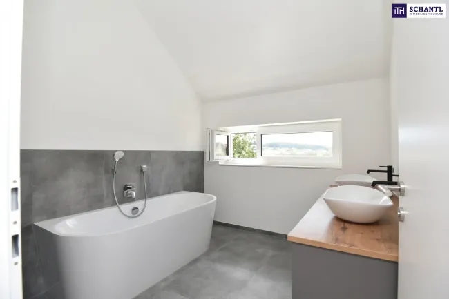 großes Badezimmer im OG