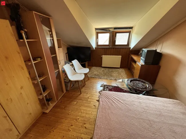 Großzügiges Einfamilienhaus mit sonnigem Garten - Bild