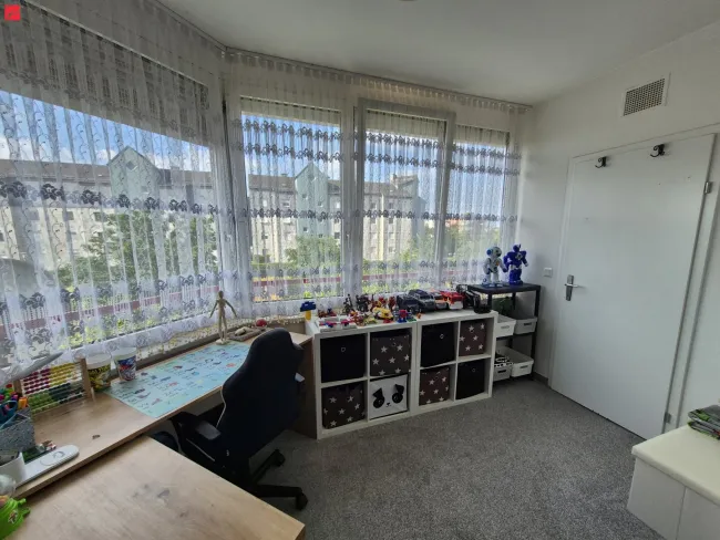 Helle Familienwohnung im Top-Zustand mit südseitiger Loggia - Bild