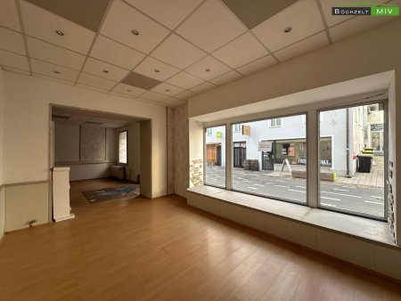 Attraktives Geschäftslokal mit großer Schaufensterfläche