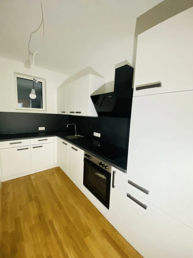 provisionsfreie Neubauwohnung mit 2 Zimmern, Balkon und Tiefgaragenparkplatz - Bild