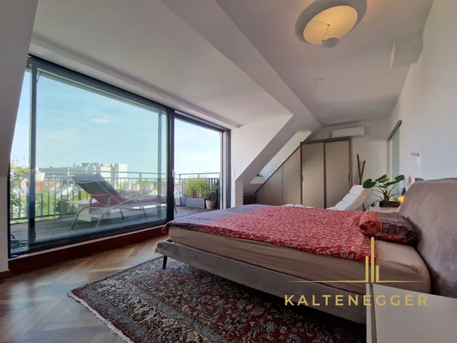 Schlafzimmer mit Ausgang auf die Terrasse ca. 27,20 m²