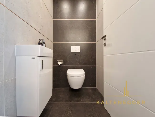 WC mit Handwaschbecken ca. 2,10 m²