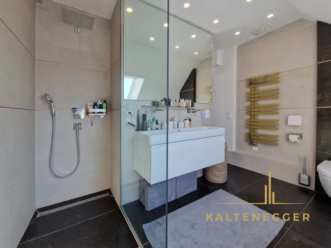 Badezimmer + WC, nur vom Schlafzimmer aus begehbar, ca. 12,50 m²