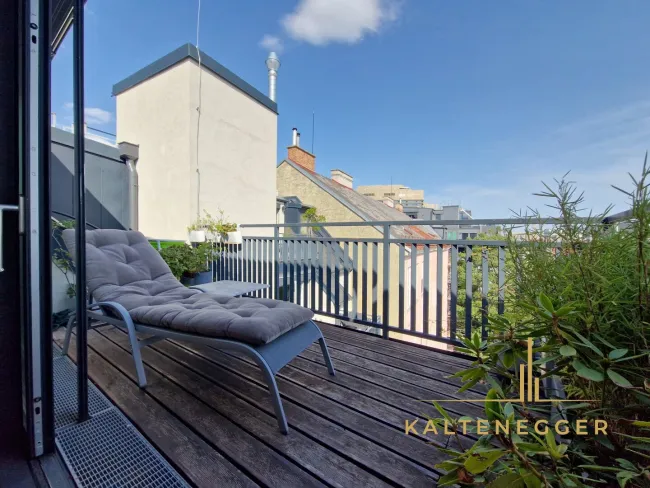 Terrasse, vom Schlafzimmer aus begehbar, südöstlich ausgerichtet, ca. 9,43 m²