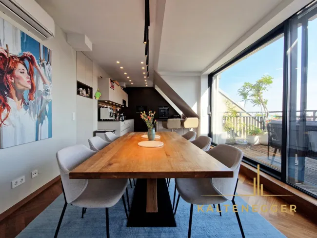 Terrasse, vom Schlafzimmer aus begehbar, südöstlich ausgerichtet, ca. 9,43 m²