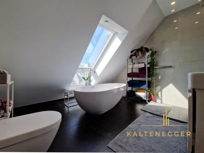 Badezimmer + WC, nur vom Schlafzimmer aus begehbar, ca. 12,50 m²