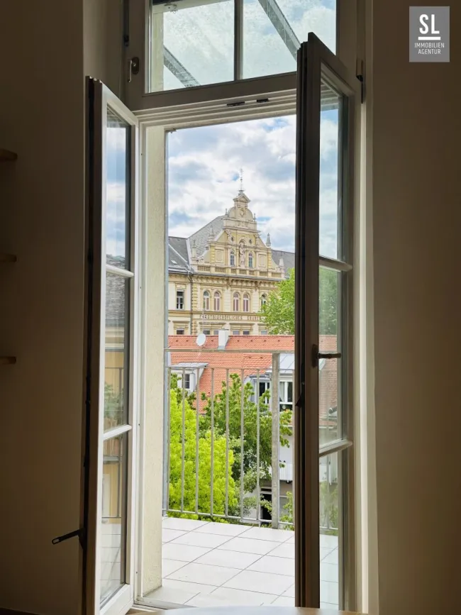 Charmantes Studierenden-Wohn-Nest mit großem überdachten Balkon und TG Platz - Titelbild