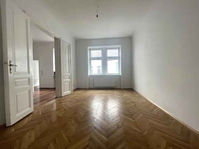 Jetzt sparen: Bis 31.08.2026 nur die halbe Provision - Stilvolle und geräumige 3-4 Zimmer-Altbauwohnung mit Balkon, nahe Währinger Straße - Bild