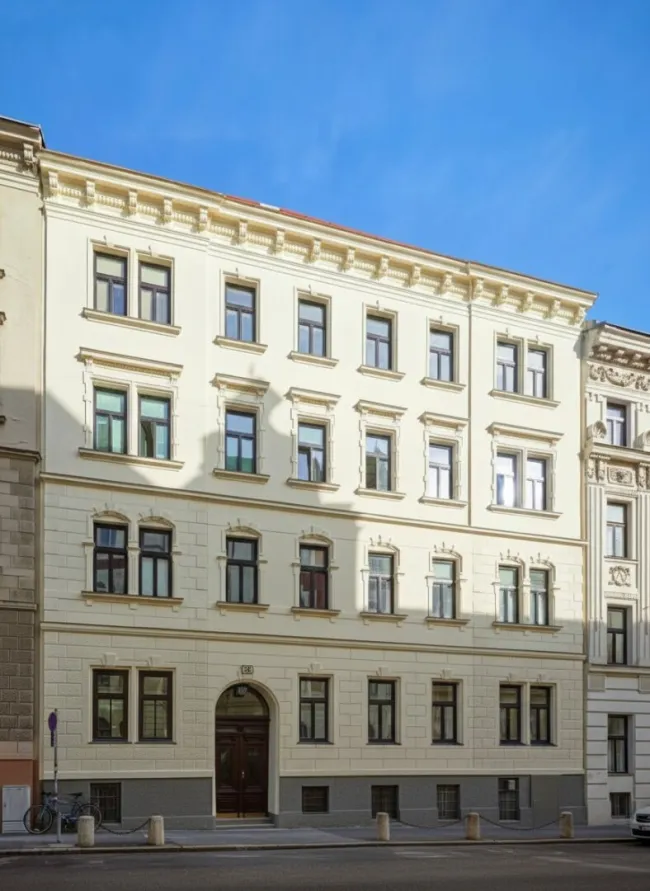 Jetzt sparen: Bis 31.08.2026 nur die halbe Provision - Stilvolle und geräumige 3-4 Zimmer-Altbauwohnung mit Balkon, nahe Währinger Straße - Titelbild