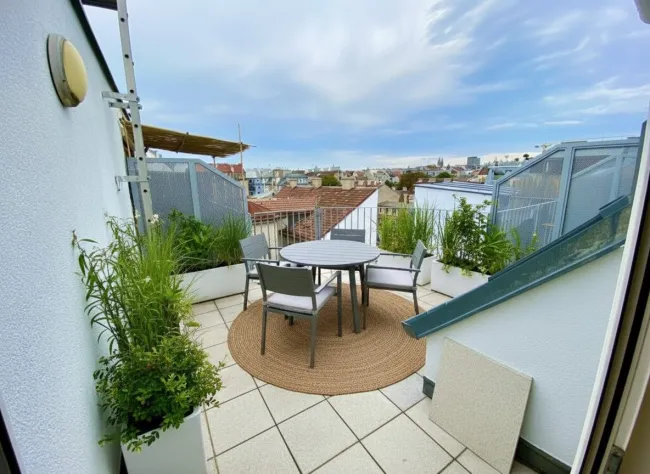 sommerangebot: 50 % weniger Provision bis 31.08.2026 - Lichtdurchflutete Dachgeschoss-Wohnung mit Terrasse - Titelbild