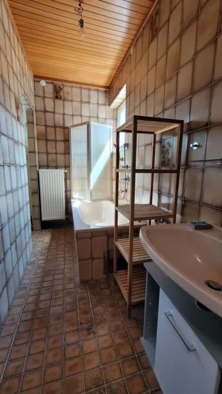Neueres Haus OG Bad
