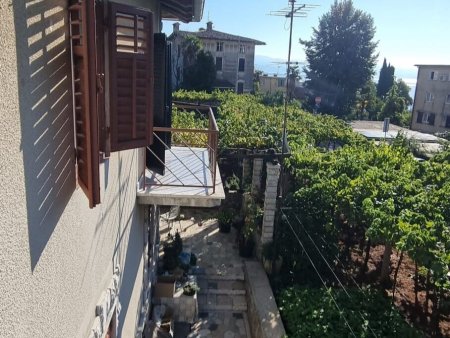 Etagenwohnung mit Garten ober der Altstadt in Lovran! Das Meer ruft!
