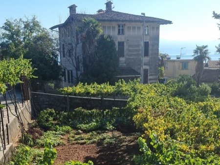 Etagenwohnung mit Garten ober der Altstadt in Lovran! Das Meer ruft!