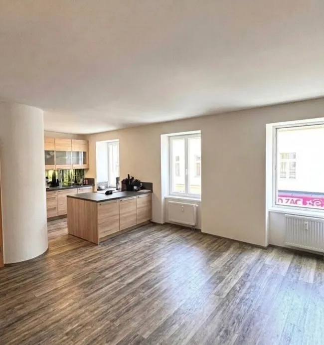 Wohnzimmer mit Blick in Küche