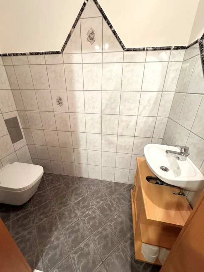 Toilette mit Untergeschoß