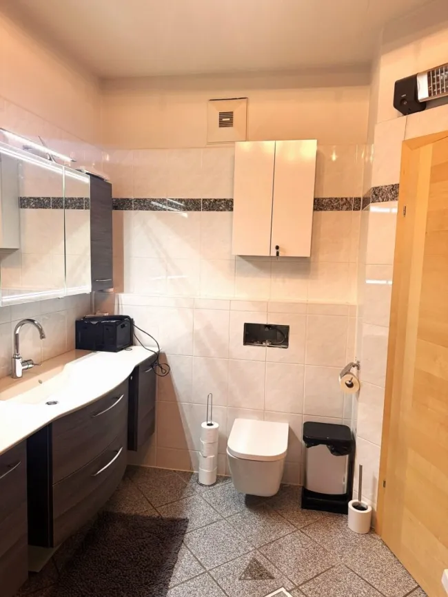 Badezimmer mit Dusche, Badewanne und Toilette