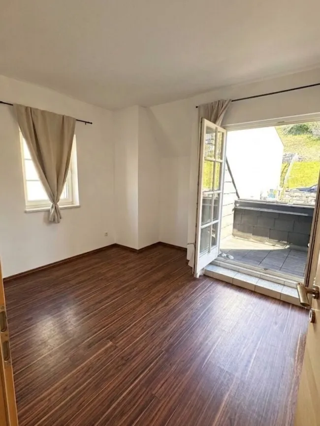 Schlafzimmer 1 mit Blick auf Loggia