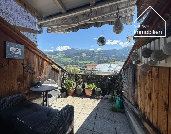 MILS - Charmante 3-Zimmer-Dachgeschosswohnung mit Panoramablick, Balkon & Tiefgaragenplatz - Bild