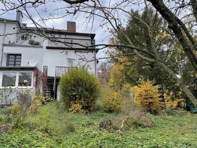 Hausansicht mit Garten
