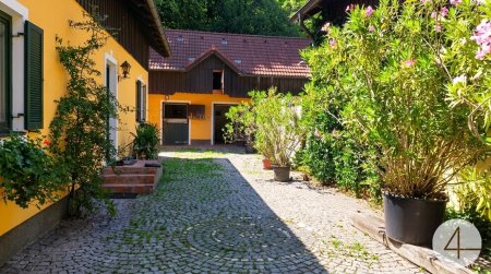 Pferdeliebhaber willkommen - Liegenschaft mit eigenem Bachlauf – Naturidyll auf knapp 1,9 ha