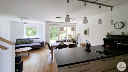 Neuwertiges Reihenhaus mit Garten, Carport und Klimaanlage