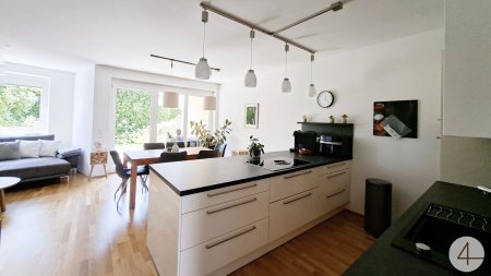 Neuwertiges Reihenhaus mit Garten, Carport und Klimaanlage