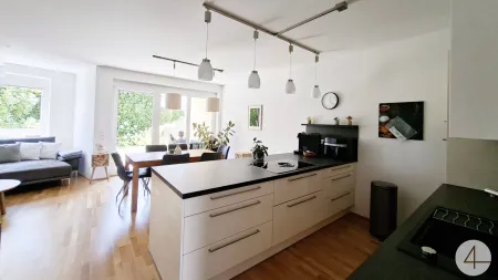 Neuwertiges Reihenhaus mit Garten, Carport und Klimaanlage