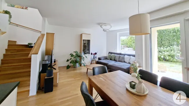 Neuwertiges Reihenhaus mit Garten, Carport und Klimaanlage - Titelbild
