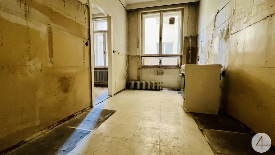 650m zur U2&U3 - sanierungsbedürftige Altbauwohnung - Mezzanin mit Balkon & Lift - Bild