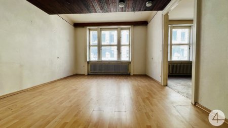 650m zur U2&U3 - sanierungsbedürftige Altbauwohnung - Mezzanin mit Balkon & Lift