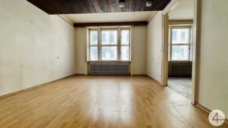 650m zur U2&U3 - sanierungsbedürftige Altbauwohnung - Mezzanin mit Balkon & Lift