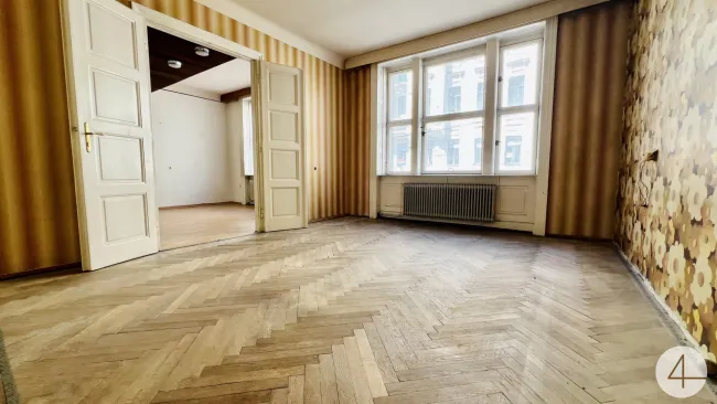 650m zur U2&U3 - sanierungsbedürftige Altbauwohnung - Mezzanin mit Balkon & Lift - Titelbild
