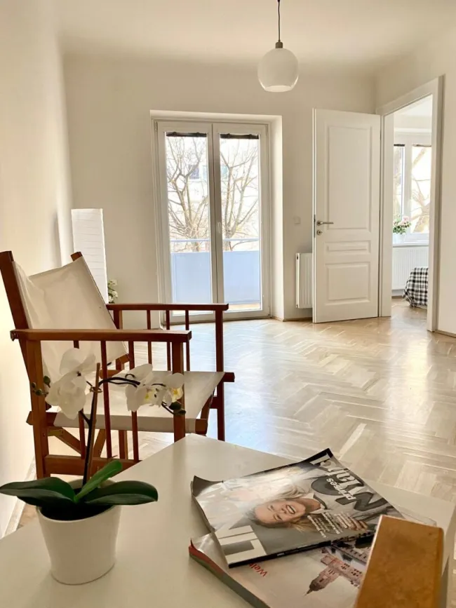 Wohnzimmer mit Blick in Schlafzimmer und Balkon