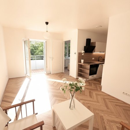 Wohnzimmer mit Blick zur Sonnenloggia