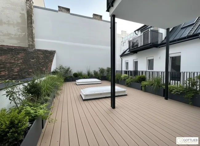 Erstbezug in U-Bahn-Nähe! Liebevoll generalsanierte 3-Zimmer-Wohnung mit Loggia und Terrasse in Gründerzeithaus - Titelbild