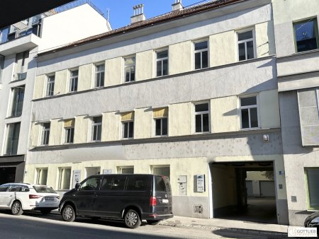 Klassisches Mittelzinshaus mit ca. 92% Leerstand und bewilligtem Dachgeschoss-Ausbau sowie sieben Garagenplätzen