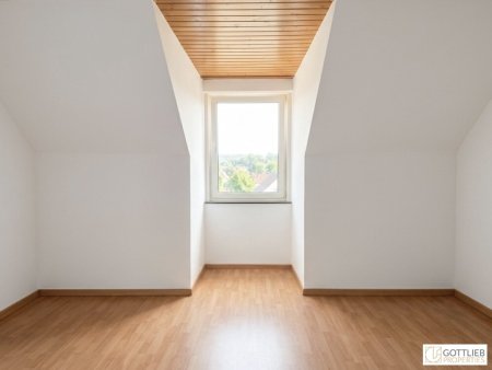 Nähe Altstadt! Bis Februar 2027 befristet vermietete Dachgeschoss-Studio-Wohnung mit Fernblick